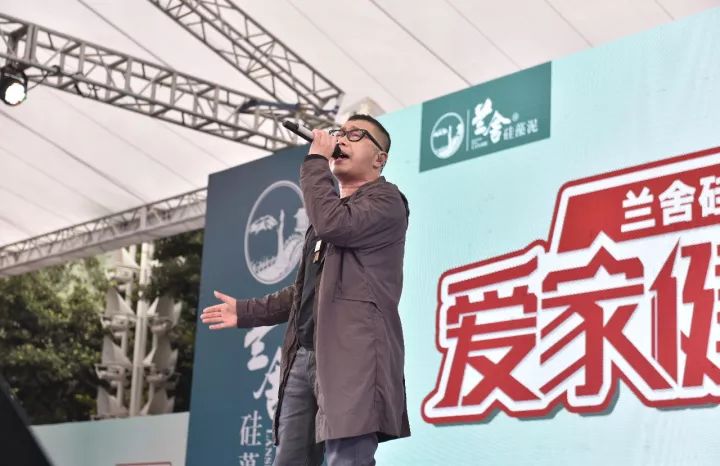 12月3日，蘭舍硅藻泥愛(ài)家健康季重慶站暨龐龍見(jiàn)面會(huì)，在紅星美凱龍江北商場(chǎng)震撼落地，近千名重慶顧客匯聚到此。中國(guó)硬派實(shí)力唱將、暖心民謠開(kāi)創(chuàng)者龐龍，更是親臨現(xiàn)場(chǎng)助陣蘭舍硅藻泥愛(ài)家健康季。    媒體聚焦 主流媒體專(zhuān)訪(fǎng)蘭舍總裁  在蘭舍硅藻泥愛(ài)家健康季重慶站活動(dòng)正式開(kāi)始之前，騰訊大渝網(wǎng)、新浪重慶、華龍網(wǎng)、重慶在線(xiàn)、重慶電視臺(tái)渝樂派、103.5重慶文藝廣(guǎng)播等重慶主流媒體集體採訪(fǎng)蘭舍總經(jīng)理柴玉石，一直播現(xiàn)場(chǎng)直播活動(dòng)，在線(xiàn)觀(guān)看人數(shù)超過(guò)100萬(wàn)。柴玉石總經(jīng)理在媒體專(zhuān)訪(fǎng)中表示，「蘭舍硅藻泥愛(ài)家健康季的初衷，就是希望更多的人能享受到更多的健康和幸福，同時(shí)也獻(xiàn)出蘭舍人的一片愛(ài)心。」   總裁籤售 顧客排起長(zhǎng)龍瘋狂搶購(gòu)  「蘭舍硅藻泥愛(ài)家健康季」與「5.21蘭舍除醛日」、「蘭舍周年慶」一樣，都是蘭舍硅藻泥重量級(jí)品牌活動(dòng)。而蘭舍硅藻泥愛(ài)家健康季是希望攜手明星一起推廣(guǎng)環(huán)保健康的家庭裝修理念，讓更多的人能享受蘭舍硅藻泥帶來(lái)的高品質(zhì)家居生活。蘭舍硅藻泥愛(ài)家健康季重慶站，不僅工廠(chǎng)直供特批優(yōu)惠，而且蘭舍總經(jīng)理柴玉石親自籤售，廣(guǎng)大重慶消費(fèi)者熱情高漲，在總裁籤售時(shí)一度排起長(zhǎng)龍。   暖心為愛(ài) 龐龍連唱四首暖心民謠   在蘭舍硅藻泥愛(ài)家健康季重慶站活動(dòng)現(xiàn)場(chǎng)，蘭舍人邀請中國(guó)實(shí)力唱將、暖心民謠開(kāi)創(chuàng)者龐龍助陣。活動(dòng)現(xiàn)場(chǎng)，龐龍不僅聊起與重慶相關(guān)的諸多見(jiàn)聞和感受，而且還與在場(chǎng)的蘭舍顧客親切互動(dòng)，並和主持人學(xué)習(xí)重慶話(huà)「蘭舍硅藻泥嘿好」，而且一口氣連唱《星星照亮回家的路》、《家在東北》、《兄弟乾杯》、《兄弟抱一下》等膾炙人口的暖心歌曲，讓到場(chǎng)的近千名蘭舍顧客大呼過(guò)癮，並和龐龍一起嗨爆全場(chǎng)。   唱享健康 裝修就要用蘭舍硅藻泥  龐龍不僅唱歌助陣蘭舍硅藻泥愛(ài)家健康季，而且在蘭舍總經(jīng)理柴玉石的引導(dǎo)下，親自到蘭舍硅藻泥紅星美凱龍江北商場(chǎng)店面體驗(yàn)和了解蘭舍硅藻泥產(chǎn)品，還不時(shí)與柴總互動(dòng)。龐龍表示，「我杭州的家裡裝修用的就是蘭舍硅藻泥，家裡空氣清新，一點(diǎn)味道都沒有，而且我也建議大家裝修要環(huán)保，要健康，就要用蘭舍硅藻泥！」   轉(zhuǎn)盤(pán)抽獎(jiǎng) 龐龍親自為顧客爭(zhēng)優(yōu)惠   為答謝重慶的廣(guǎng)大新老顧客，蘭舍硅藻泥現(xiàn)場(chǎng)還邀請龐龍為重慶消費(fèi)者抽獎(jiǎng)，並親自轉(zhuǎn)動(dòng)明星返現(xiàn)大轉(zhuǎn)盤(pán)，直接將最大的返現(xiàn)優(yōu)惠送給了現(xiàn)場(chǎng)的蘭舍顧客，贏(yíng)得一片叫好。   堅(jiān)持公益 蘭舍攜手龐龍不忘初心  蘭舍是一個(gè)有擔(dān)當(dāng)的品牌，多年來(lái)一直堅(jiān)持社會(huì)公益。蘭舍硅藻泥愛(ài)家健康季活動(dòng)現(xiàn)場(chǎng)還邀請堅(jiān)持公益的暖心歌者龐龍，一起見(jiàn)證「愛(ài)在蘭天下」公益計(jì)劃(huà)重慶站愛(ài)心物資捐贈儀式，並親自印刻手模，希望凝聚更多力量為社會(huì)貢獻(xiàn)愛(ài)心，為更多的家庭帶去幸福.jpg