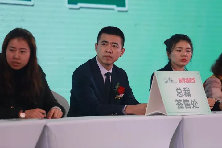 總裁籤售  顧客排起長(zhǎng)龍瘋狂搶購(gòu).jpg