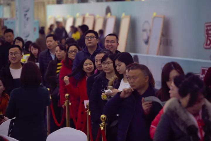 在總裁籤售時(shí)一度排起長(zhǎng)龍.jpg