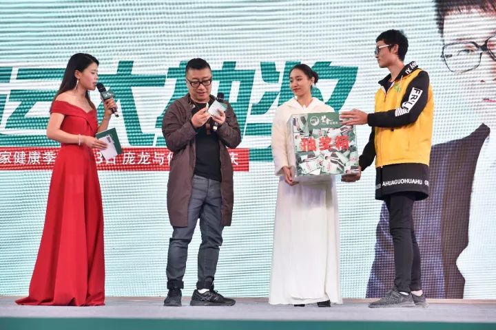 轉(zhuǎn)盤(pán)抽獎(jiǎng)  龐龍親自為顧客爭(zhēng)優(yōu)惠.jpg