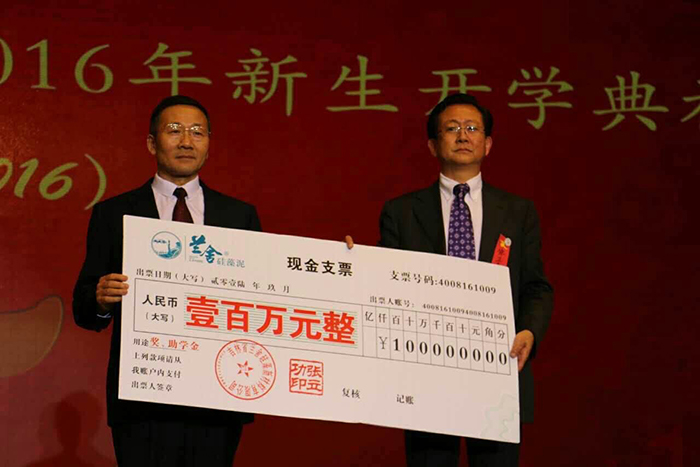 018年4月22日，蘭舍硅藻泥愛(ài)家健康季昆明站活動(dòng)在居然之家金源店圓滿(mǎn)落地，金志文攜手眾多明星嗨唱助陣，千餘名消費(fèi)者及粉絲齊聚活動(dòng)現(xiàn)場(chǎng)，在共同暢享健康家裝的同時(shí)，也見(jiàn)證了蘭舍硅藻泥愛(ài)在蘭天下公益計(jì)劃(huà)昆明站的捐贈儀式，一起度過(guò)傳遞愛(ài)心的溫暖瞬間。   蘭舍投資部經(jīng)理張憲（左二）、昆明蘭舍總經(jīng)理段興衛(wèi)（右一）與蘭舍硅藻泥愛(ài)家健康季昆明站活動(dòng)特邀嘉賓金志文（右二）共同參加愛(ài)在蘭天下昆明站捐贈儀式  蘭舍硅藻泥多年來(lái)堅(jiān)守改善人居環(huán)境的使命，不斷提升產(chǎn)品環(huán)保性能，創(chuàng)新產(chǎn)品工藝，為廣(guǎng)大消費(fèi)者打造健康高雅的生活環(huán)境。在肩負(fù)提升人們居住環(huán)境的同時(shí)，蘭舍硅藻泥不斷以企業(yè)之力向社會(huì)傳遞能量，曾為吉林大學(xué)文學(xué)院捐資100萬(wàn)元並設(shè)立「蘭舍獎(jiǎng)助學(xué)金」；為黑龍江雞西白血病患兒劉夕萌捐款10萬(wàn)餘元；為重慶白血病患兒小鍾森捐款12萬(wàn)餘元；為河南白血病患兒小耀捐款19萬(wàn)餘元；為九臺(tái)區(qū)三臺(tái)中心學(xué)校捐資10萬(wàn)餘元……為了凝聚更多力量，幫助需要幫助的人，蘭舍於2017年啟動(dòng)愛(ài)在蘭天下公益計(jì)劃(huà)，並陸續(xù)走進(jìn)農(nóng)安、九臺(tái)、重慶，累積捐贈物資20萬(wàn)餘元，助力鄉(xiāng)村兒童夢想的實(shí)現(xiàn)。   蘭舍硅藻泥為吉林大學(xué)文學(xué)院捐資100萬(wàn)元    蘭舍硅藻泥為農(nóng)安縣開(kāi)安鎮第一中心小學(xué)捐資15萬(wàn)元  2018年4月，愛(ài)在蘭天下走進(jìn)昆明，為雲南省尋甸縣甸沙鄉(xiāng)魯六村魯六小學(xué)的孩子們帶去書(shū)包、文具盒、毛毯等學(xué)習(xí)與生活用品，傳遞愛(ài)心力量。蘭舍硅藻泥愛(ài)在蘭天下公益計(jì)劃(huà)致力於讓更多的人擁有更加美好的明天，隨著公益計(jì)劃(huà)的不斷開(kāi)展，相信會(huì)助力更多夢想的騰飛。   蘭舍硅藻泥為雲南省尋甸縣甸沙鄉(xiāng)魯六村魯六小學(xué)捐獻(xiàn)愛(ài)心物資