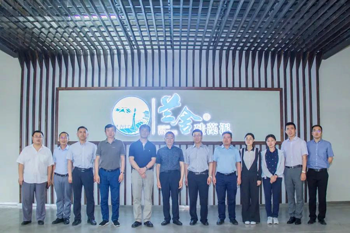 國(guó)家工信部原材料司副司長(zhǎng)邢濤先生一行蒞臨蘭舍產(chǎn)業(yè)園參觀(guān)指導(dǎo)